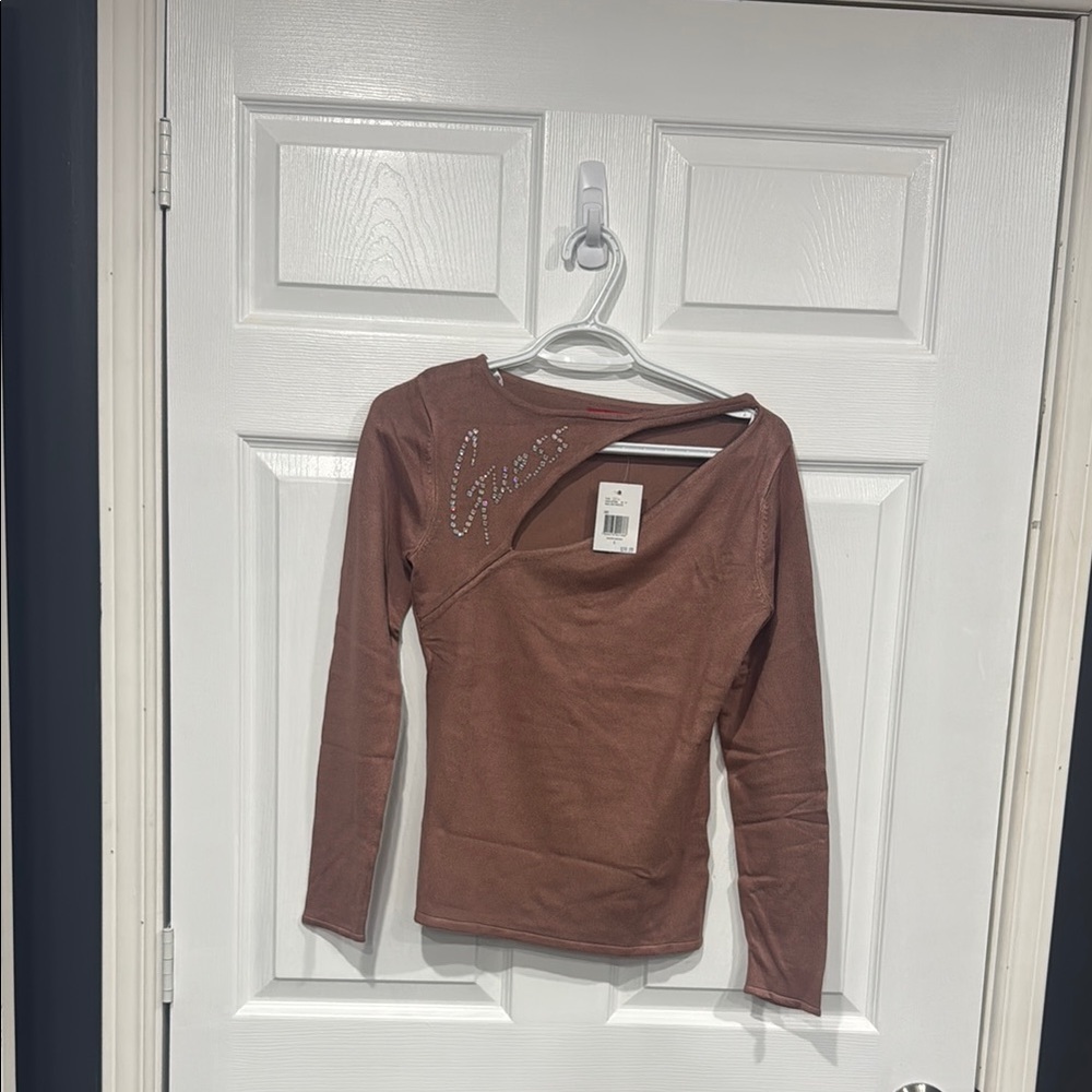 Guess Long Sleeve Shirt
Size S
Cut Out neck 
Brown
NWT